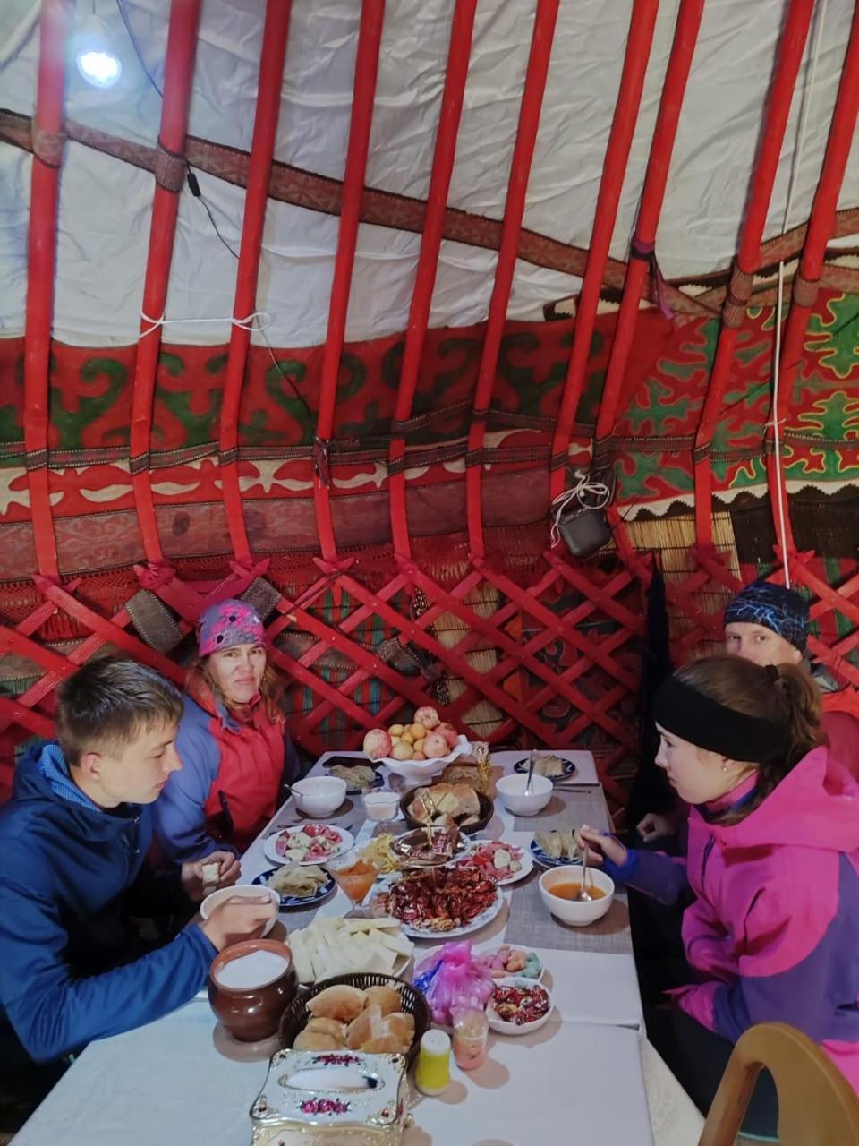 Hotel Zalkar Yurt Camp à Song-Kul Extérieur photo